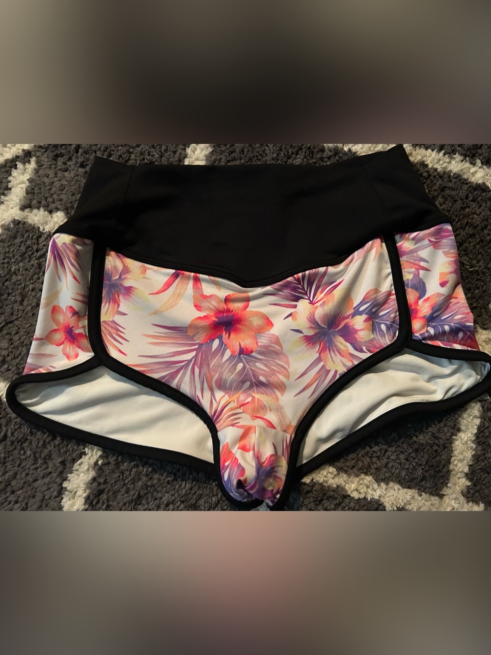 🩷 VS Pink Sport Floral Shorts Size Small 🩷